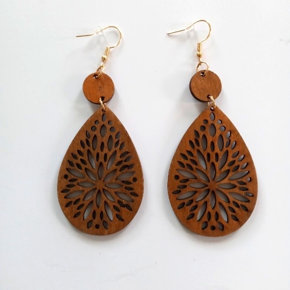 Jewelry - NWOT Elegant Wood and Faux Gold Teardrop Earrings, Costume Jewelry